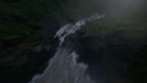 cascadas de salto del tequendama en montañas empinadas cerca de bogotá, columbia