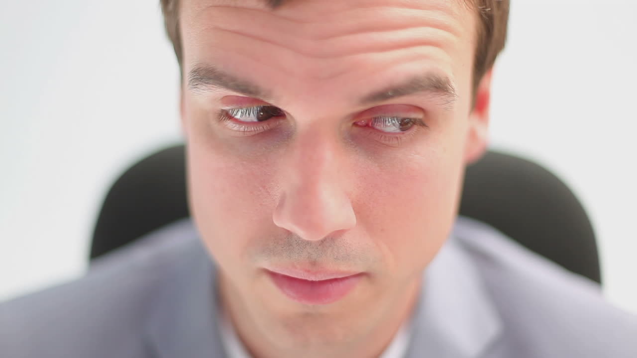 회전 의자 에 앉아 있는 심각한 임원