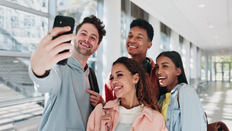 diversidad, selfies y amigos estudiantes en el campus