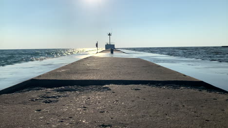 Langer-Pier,-Der-Am-Sommernachmittag-Von-Wasser-Bespritzt-Wird