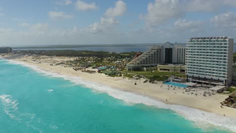 drone se eleva sobre las hermosas aguas turquesas de cancun, mexico