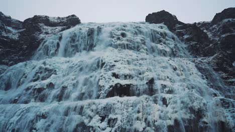 cascada helada que cae por el acantilado