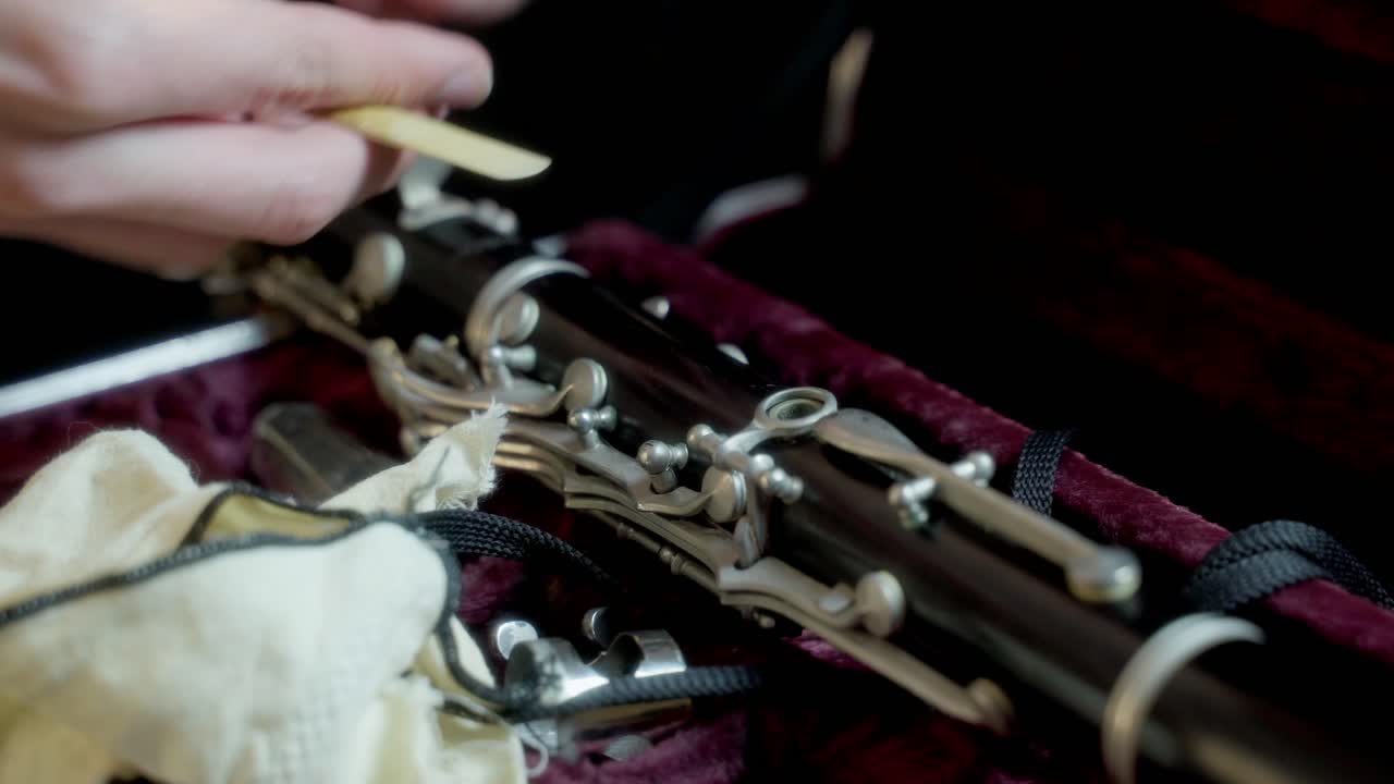 음악가가 트럼펫을 청소하다