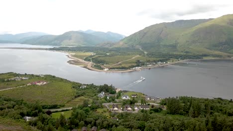 transbordador corran cruzando el lago loch linnhe desde nether lochaber hasta ardgour en escocia