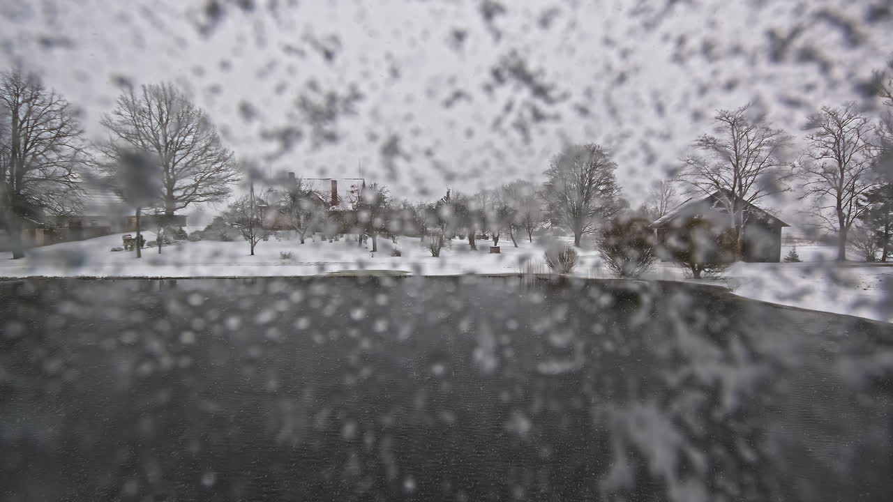 Innsjø på en regnfull dag i et snødekket landskap