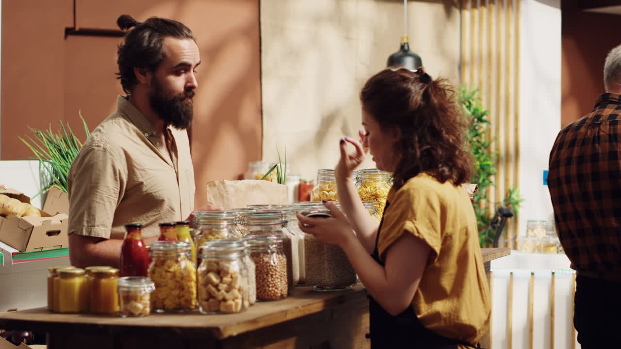 cliente hablando con el vendedor en la tienda de alimentos