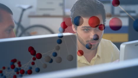 animación de adn girando sobre hombre caucásico trabajando con computadora en la oficina