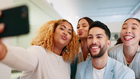 sonrisa, grupo o personas emocionadas toman una selfie