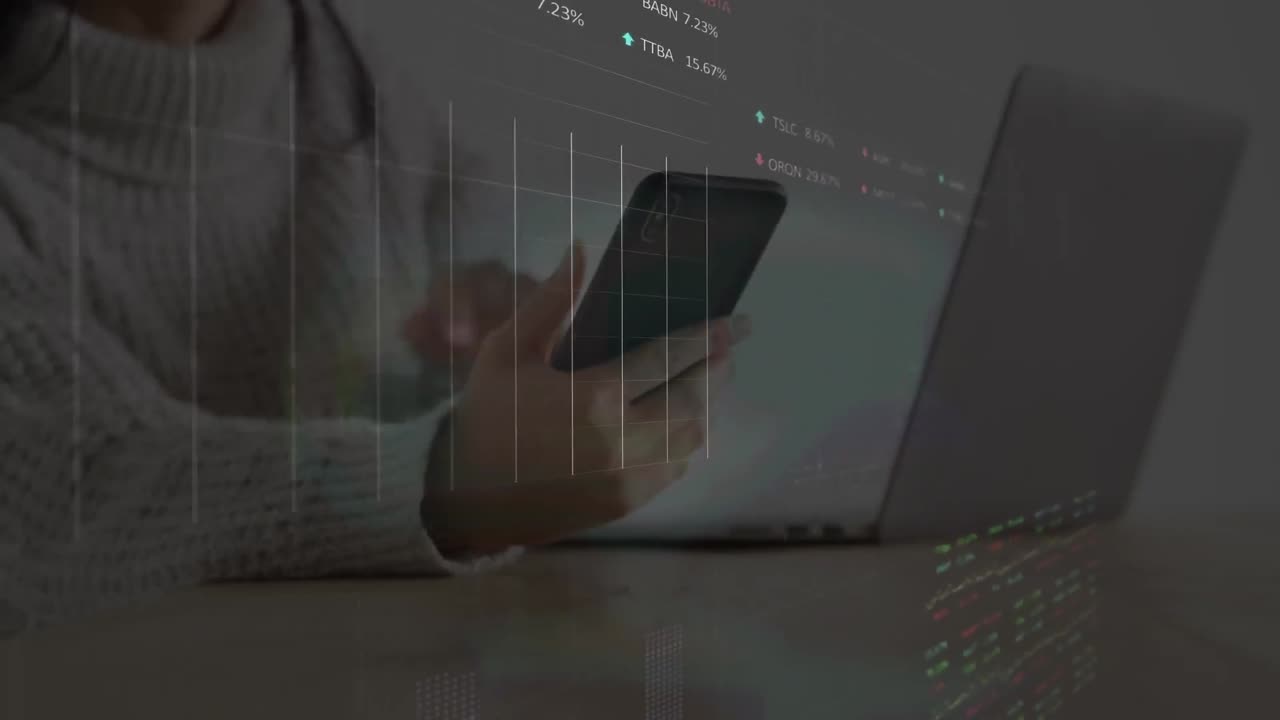 animazione di statistica, elaborazione dei dati del mercato azionario su una sezione centrale di una donna che usa un portatile