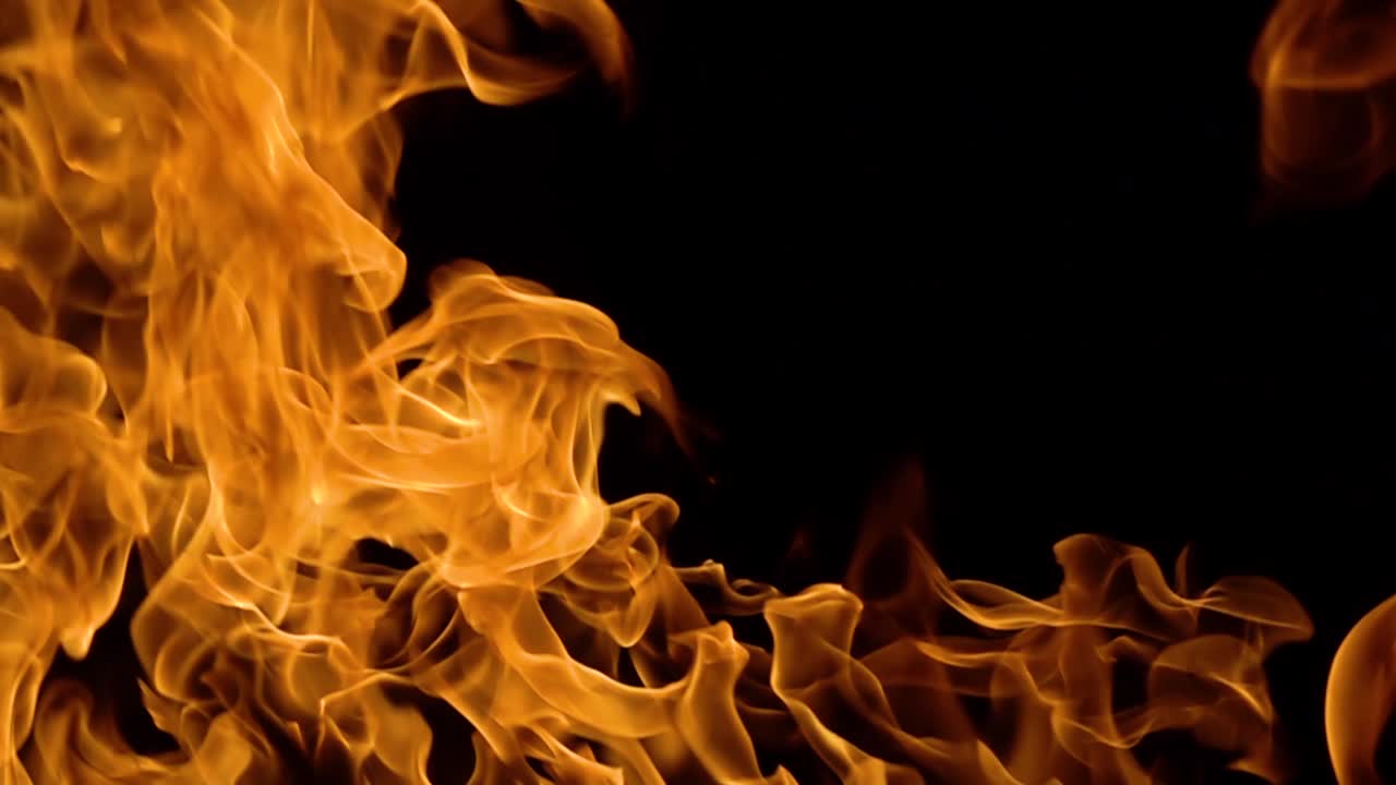 Fiamme su sfondo nero al rallentatore