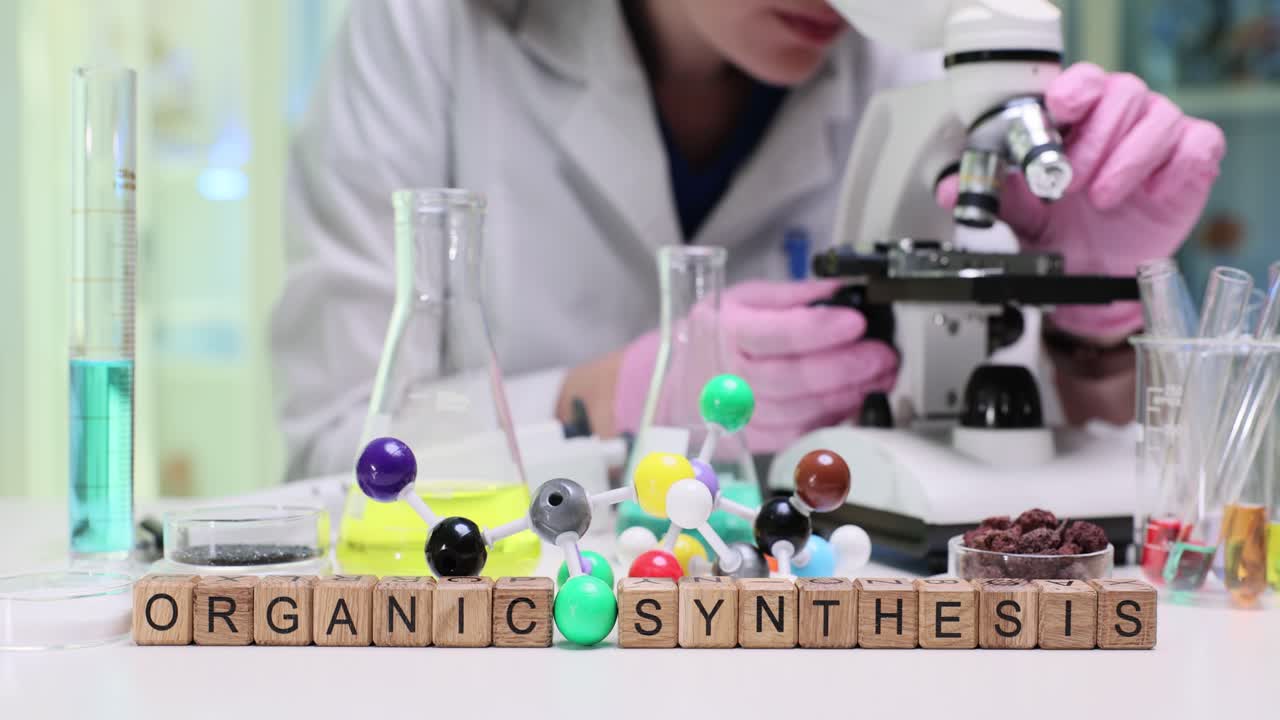 Sintesi Organica in Laboratorio con Scienziato, Microscopio e Modello Molecolare