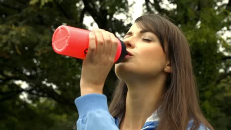 Mujer-En-Forma-Cansada-Bebiendo