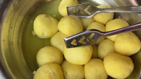 primer plano sobre la esponja rajbhog amarilla dulce rasgulla en exhibición en una función india