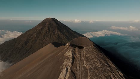 Vulkankrater-Fuego-Und-Vulkan-Acatenango-In-Guatemala