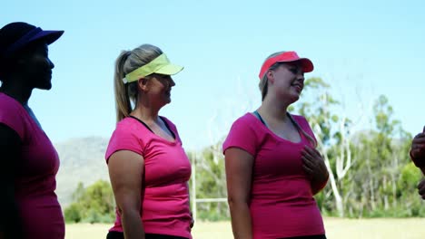 mujeres en la interacción entre sí en el campamento de entrenamiento