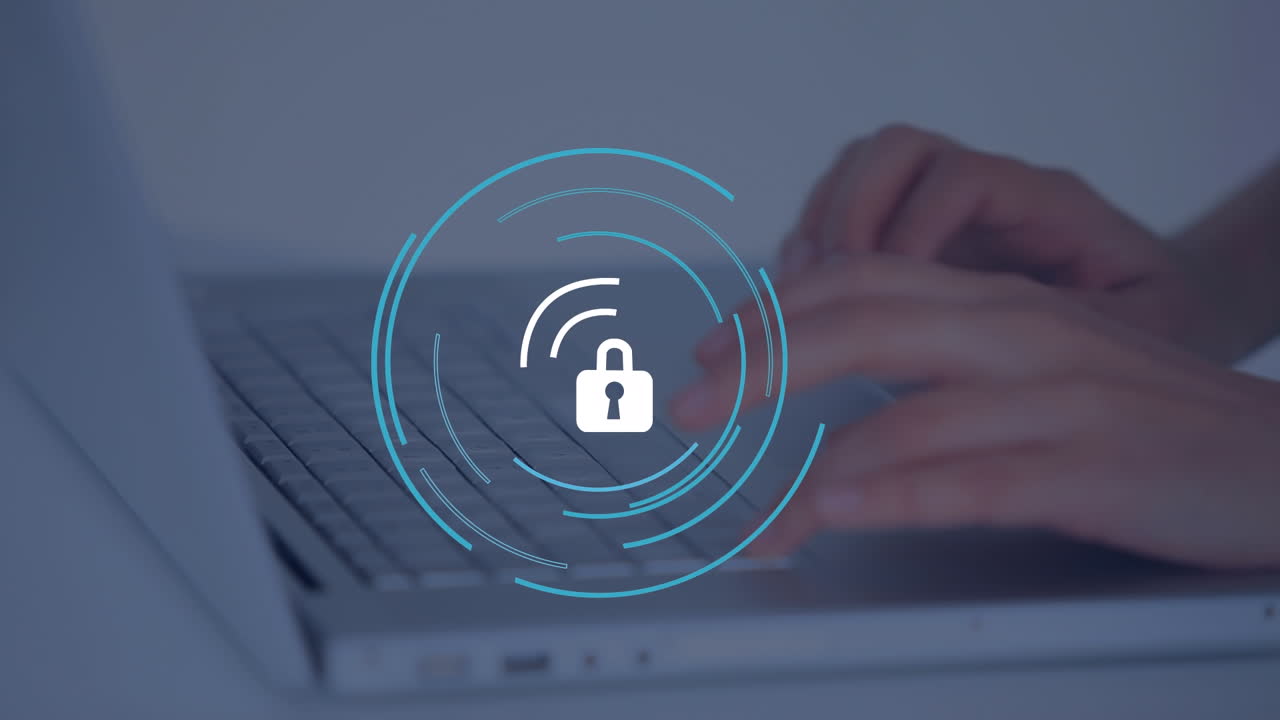 animación del icono del candado sobre una mujer de negocios caucásica que usa una computadora portátil en la oficina