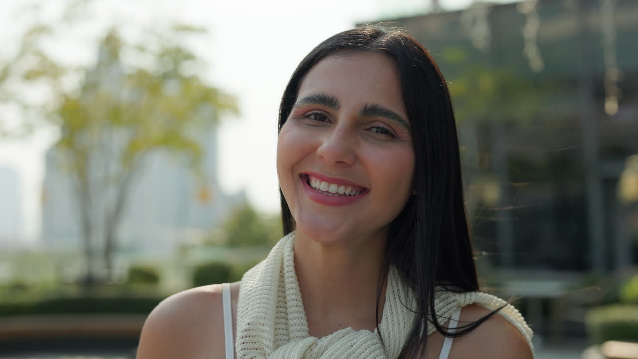 mujer sonriente al aire libre