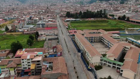 4K-Luftaufnahmen-Von-Drohnen-Tagsüber-über-Dem-Boulevard-Avenida-De-La-Cultura-In-Cusco,-Peru,-Während-Der-Sperrung-Des-Coronavirus