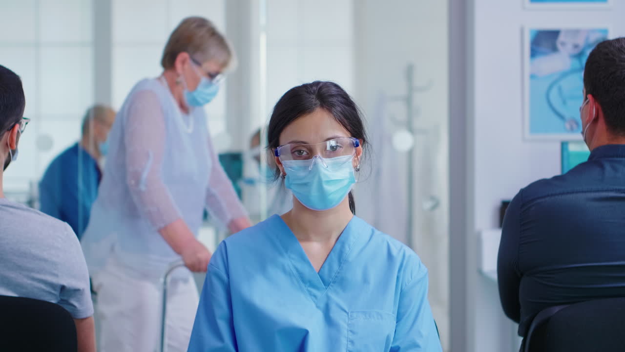 enfermera con máscara facial