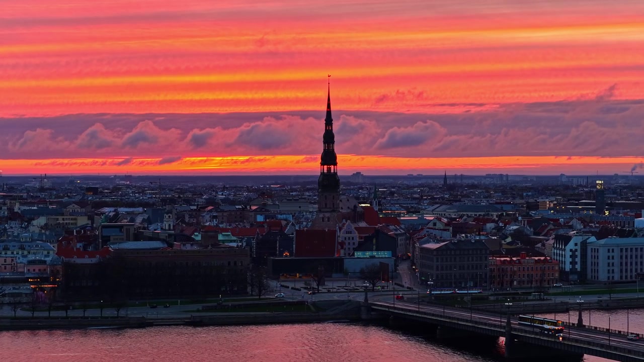 La Città Vecchia di Riga, con la Chiesa di San Pietro, sul fiume Daugava al tramonto in Lettonia, in vista aerea.
