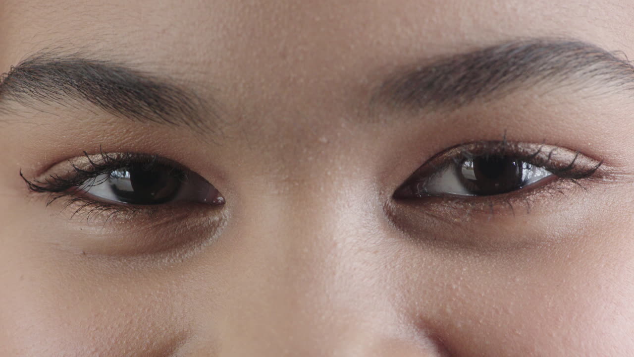 행복한 표정 메이크업 화장품을 바라보는 여성의 갈색 눈의 클로즈업