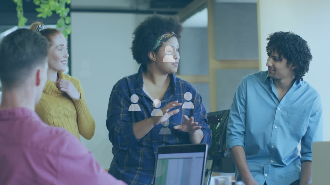 animación de iconos y procesamiento de datos sobre diversas personas de negocios en la oficina