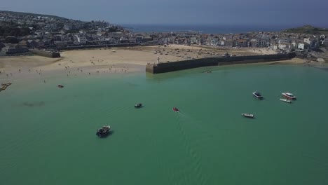 Ciudad-De-St-Ives-En-Cornualles,-Barcos-En-Aguas-Costeras-Poco-Profundas,-Reino-Unido,-Vista-Aérea