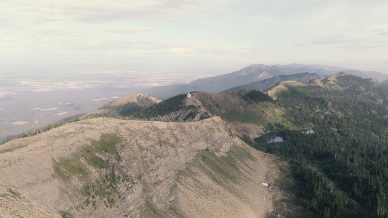 Garis punggung bukit yang indah melintasi pegunungan Montana dengan pemandangan lembah di bawah.