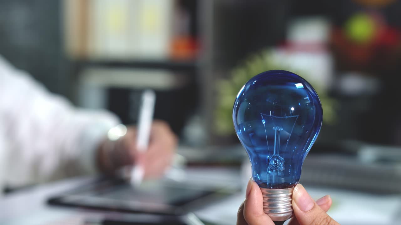 태블릿으로 프로젝트를 진행하는 동안 한 여성이 아이디어, 전구, 천재, 성공, 스파크, 빛, 혁신이라는 밝은 아이디어를 촉발합니다.