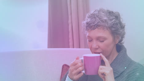 animación de puntos de luz sobre mujer caucásica sosteniendo taza y bebiendo