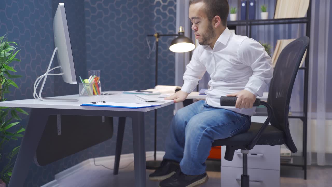 hombre enano discapacitado trabajando en su oficina con un horario ocupado.