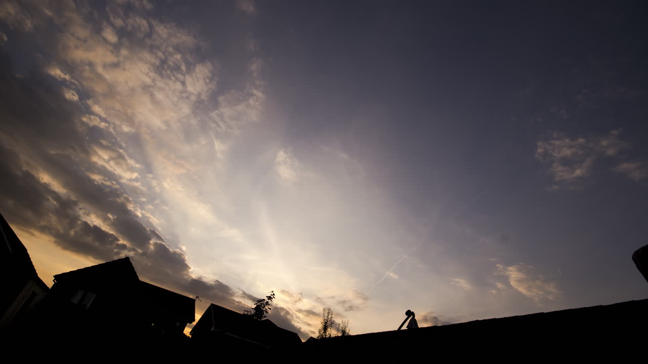 해가 질 때 어두운 위협적인 구름의 시간 경과, 시간 경과 속도가 끝까지 빨라짐