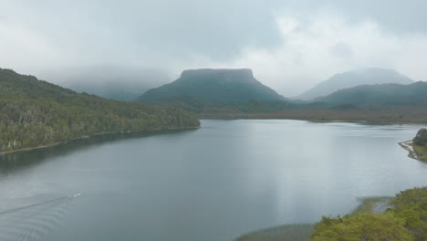 Wunderschöne-Weitwinkelaufnahme-Aus-Der-Luft-Eines-Kleinen-Bootes,-Das-Durch-Den-Manso-fluss-In-Argentinien-Fährt