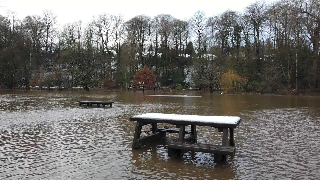 Il fiume Bollin a Wilmslow, Cheshire, Inghilterra, Regno Unito, dopo forti piogge e lo straripamento dei suoi argini.