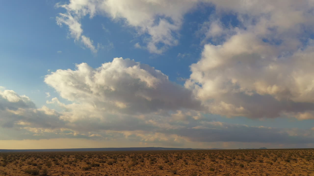la cuenca del desierto de mojave con nubes de lluvia formándose sobre su cabeza - suave vista aérea deslizante