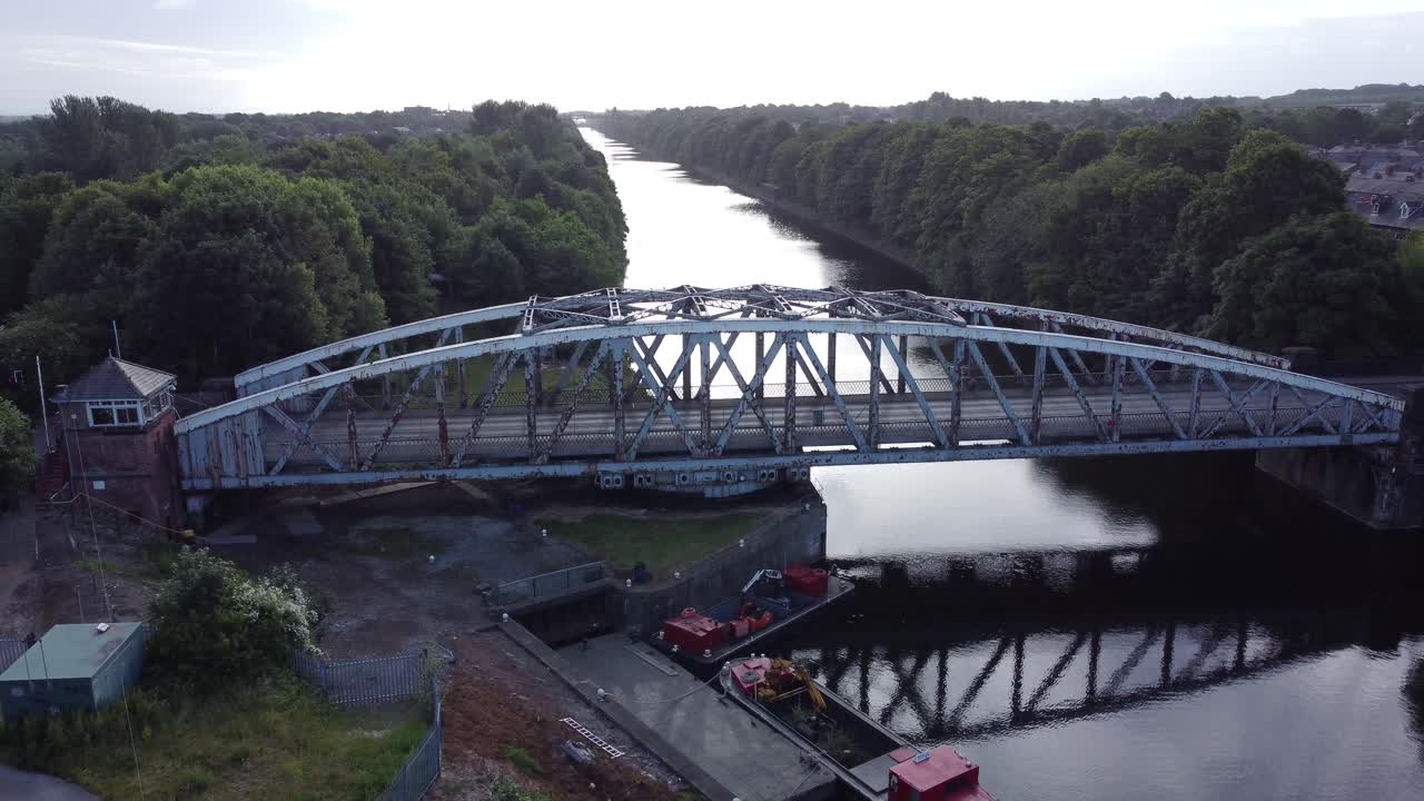 공중 하강 전망 맨체스터 선박 운하 빅토리아 스윙 브릿지 워링턴 영국