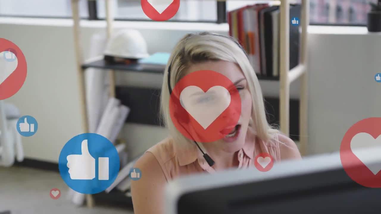 анимация сердца и большого пальца вверх иконки над кавказской женщиной разговаривает по телефону гарнитура в офисе