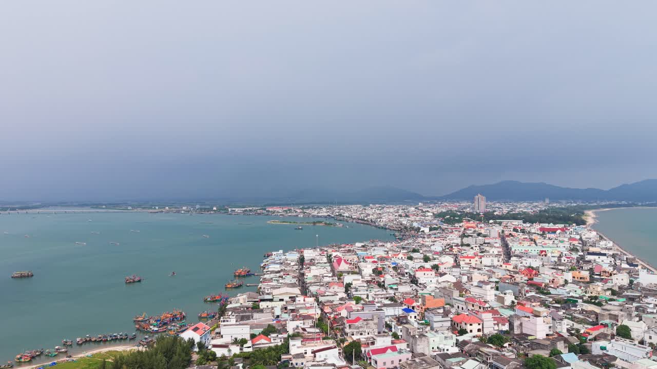 Toàn cảnh làng chài từ trên không trước cơn bão