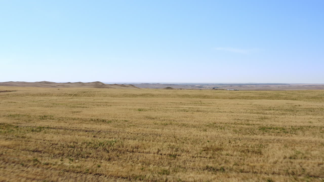 огромное открытое поле под чистым небом