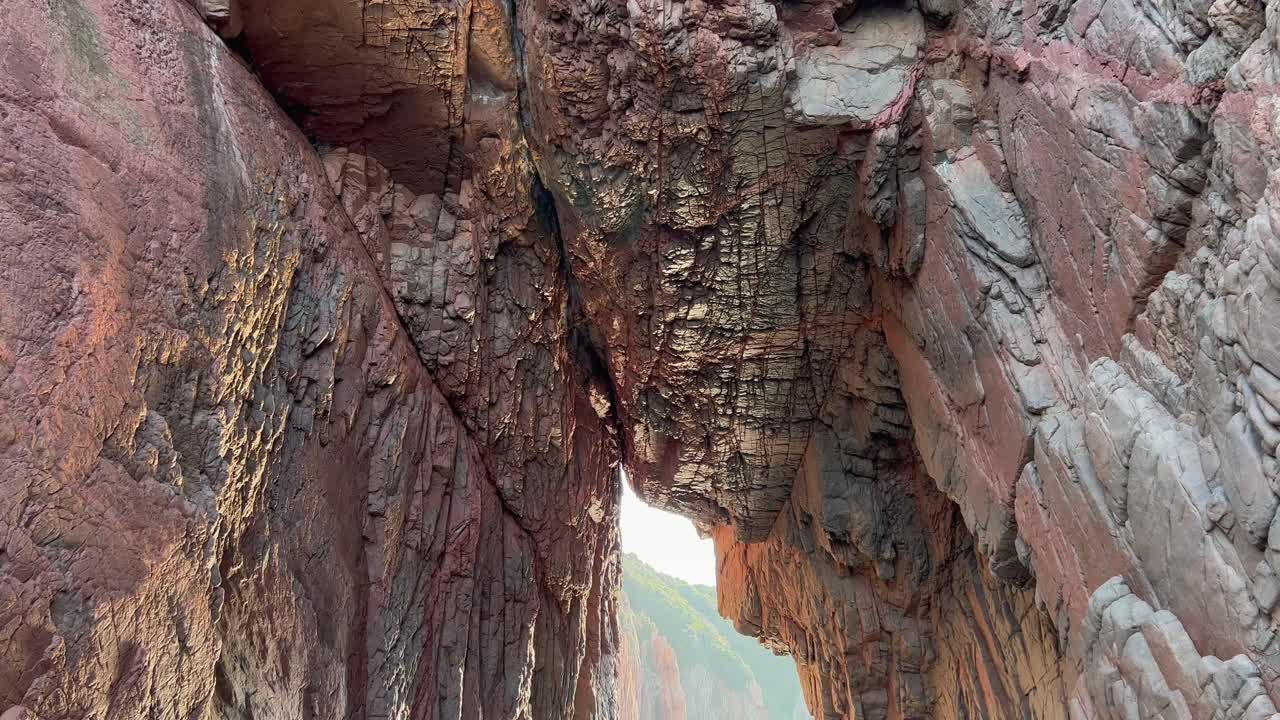 pasando bajo el arco rocoso de calanques de piana en la isla francesa de córcega