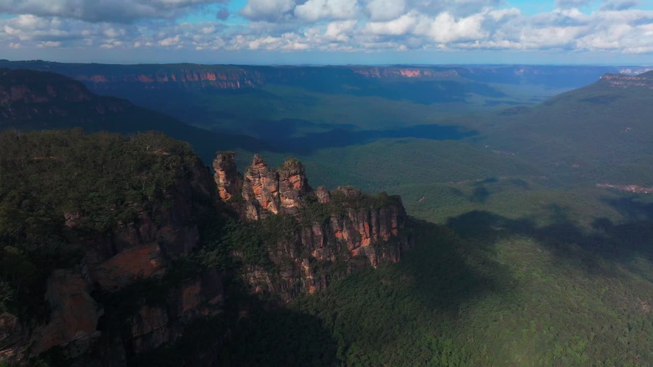 punto de eco mirador tres hermanas paseo por el acantilado dron aéreo montañas azules katoomba sydney nsw australia patrimonio mundial parque nacional árbol de goma eucalipto bosque cielo azul día soleado nubes círculo a la izquierda
