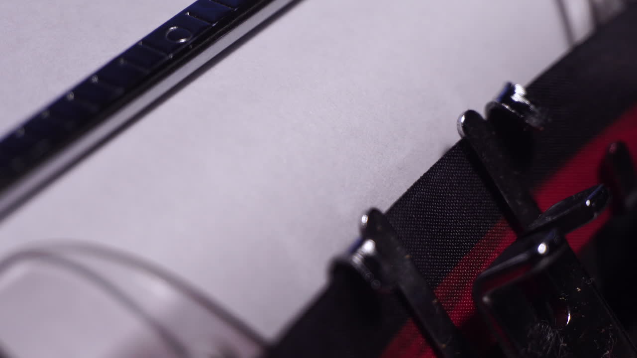 1924년, 빈티지 타자기에서  종이에 타이핑, 매크로 클로즈업