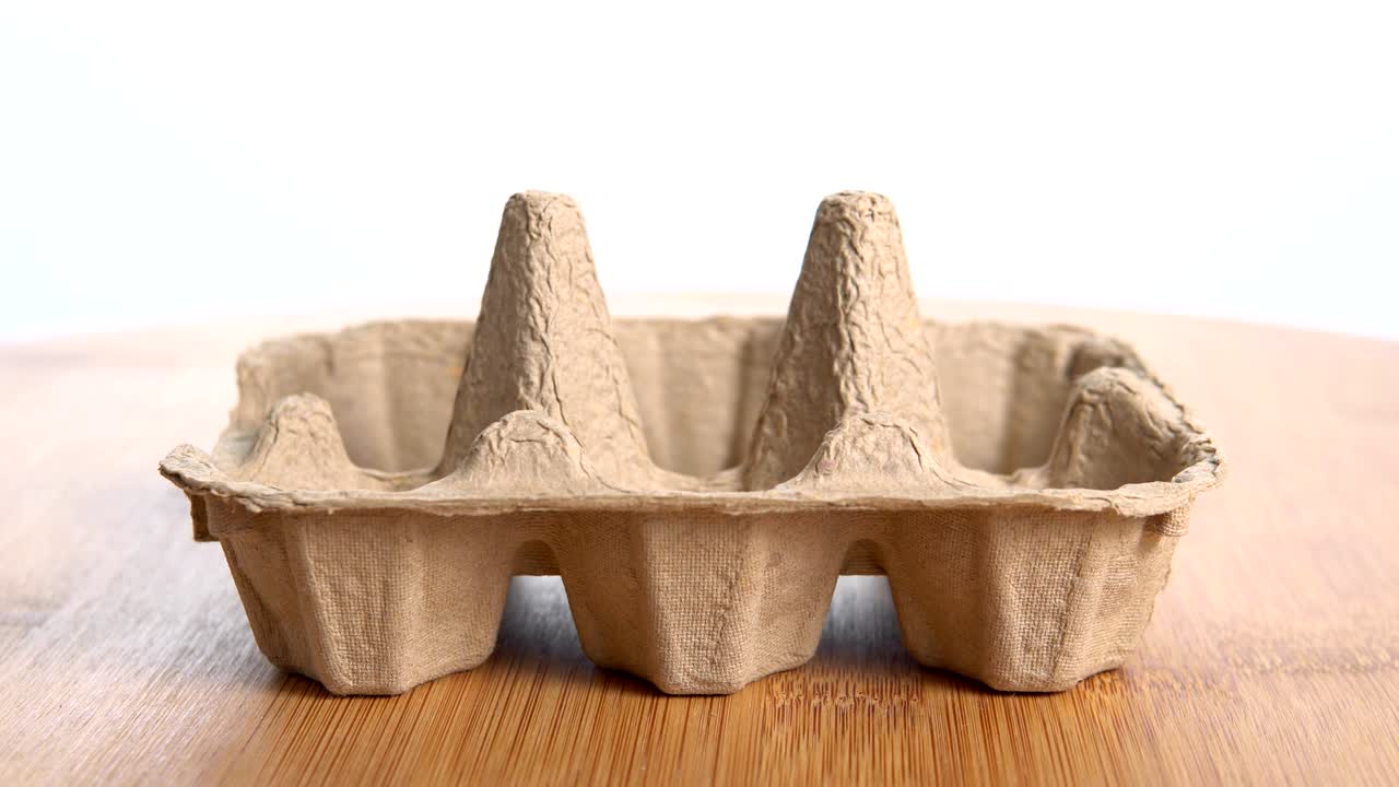 6개의 달의 각 3개가 달 종이 트레이에 하나씩 나타납니다.