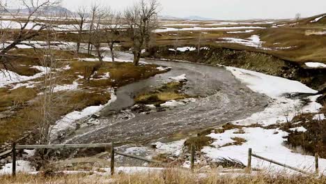 El-Rápido-Deshielo-De-Los-Campos-De-La-Región-De-Pastizales-De-Alberta-Provoca-Una-Escorrentía-Turbulenta-En-Este-Afluente-Del-Río-Oldman