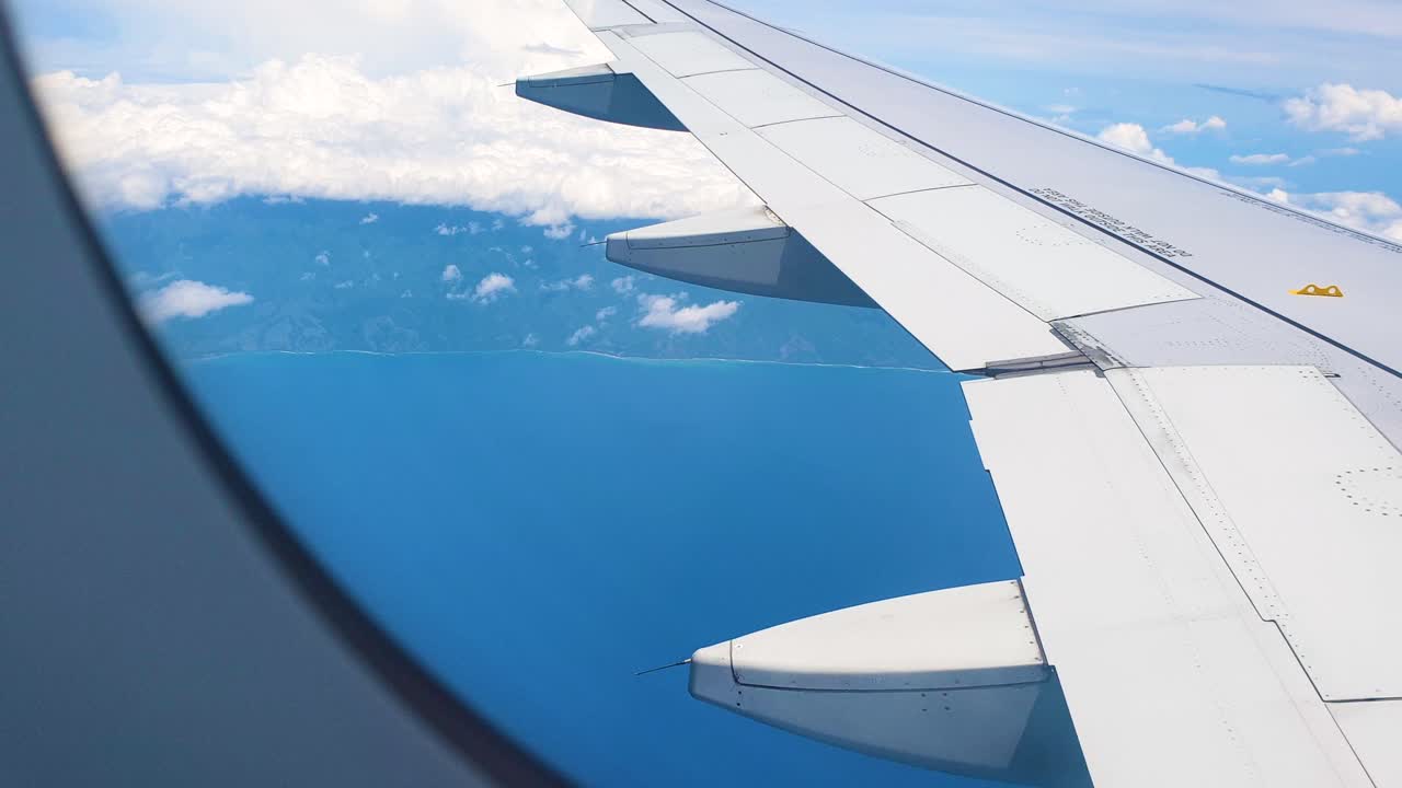 paisaje de la costa de timor leste, hermoso océano azul y vista del ala desde la ventana de un avión comercial que vuela a la capital dili, timor oriental en el sudeste asiático