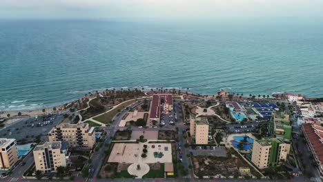 Paisaje-Urbano-Y-Costa-De-Mil-Palmeras-En-El-Sur-De-España-Vista-Por-Drones