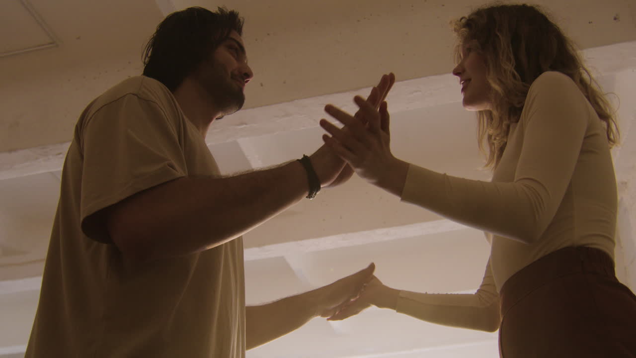 젊은 부부 가 사랑 을 나타내고 있다