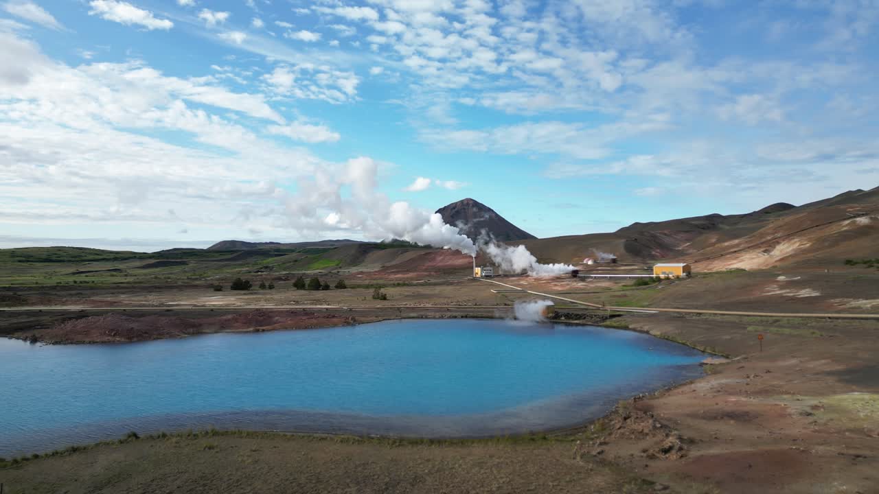 하늘의 파란색 색조가 땅과 하늘에 퍼져 있습니다.