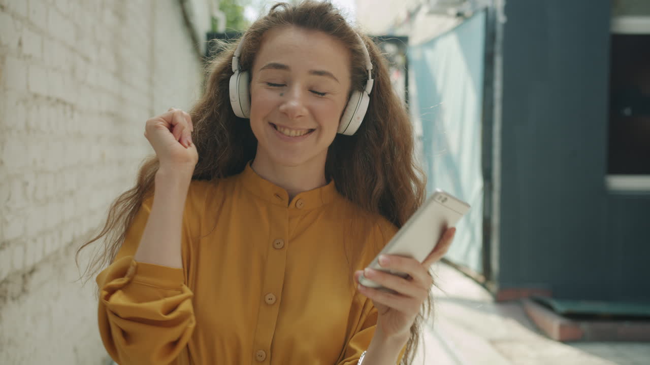 mujer disfrutando de la música en su teléfono