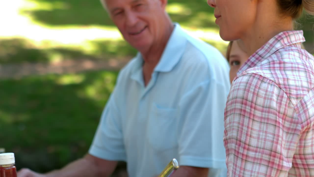 공원에서 피크닉을 하는 행복한 가족